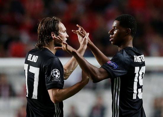  哈德斯菲尔德地形优势，约翰史密斯球场成堡垒