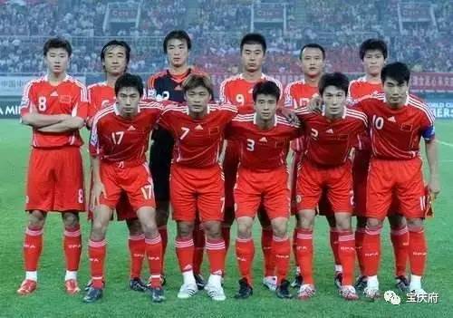  巴黎女足夺冠庆功，男女足同城双冠王  